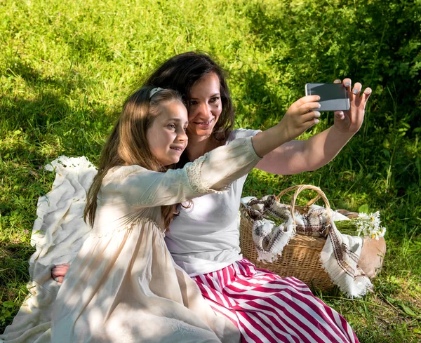 Mor och dotter tar en selfie — Stockfoto