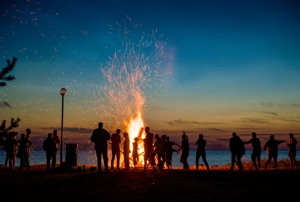 People resting near big bonfire outdoor — Stock Photo, Image