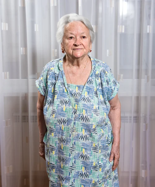 Retrato de una vieja mujer sonriente — Foto de Stock