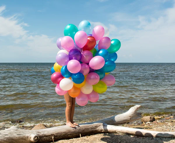 Mujer hermosa joven desnuda posando con globos multicolores — Foto de Stock