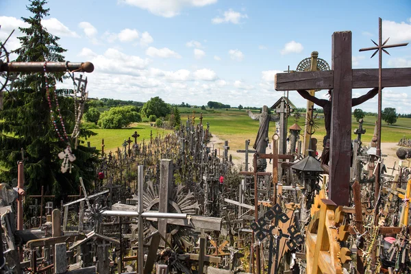 SIAULIAI, LITHUANIA - JUL 12, 2015: The Hill of Crosses (Kryziu — Stock Photo, Image