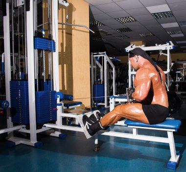 Atlet yakışıklı vücut geliştirmeci 