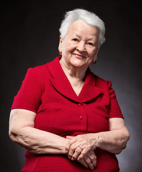 Porträt der schönen lächelnden alten Frau — Stockfoto