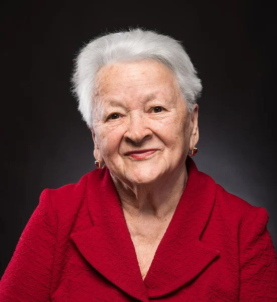 Retrato de una hermosa anciana sonriente — Foto de Stock