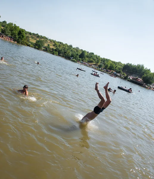 KLENOVETS, UKRAINE- AUGUST 09, 2015: Man jumping from diving boa — Stock Photo, Image