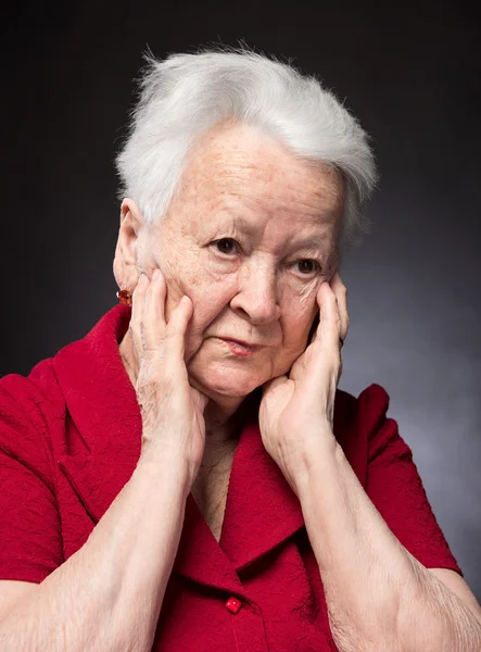 Portret van nadenkend oude vrouw — Stockfoto