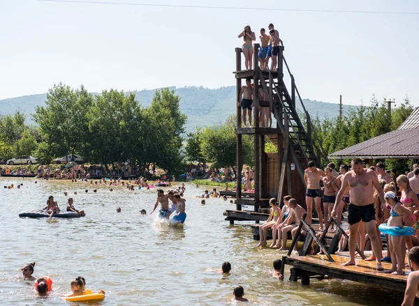 Klenovets, Ukraina - 09 augusti 2015: människor njuter av sommaren — Stockfoto