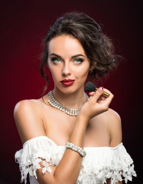 güzel bir kız makyaj fırçası ile