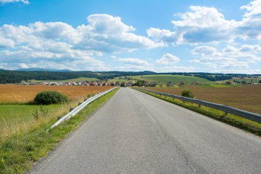 Yaz yüksek Tatras yolda doğal görünümünü