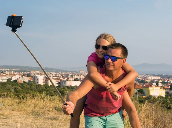 Young father with daughter taking selfie — Stock Photo, Image