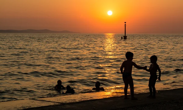 Litlle chłopców grających na plaży — Zdjęcie stockowe