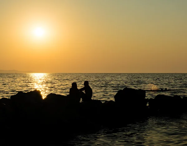 Ζευγάρι στην αγάπη, απολαμβάνοντας ρομαντικό βράδυ στην παραλία — Φωτογραφία Αρχείου