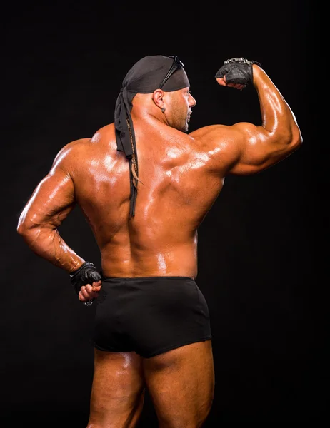 Schöner muskulöser Bodybuilder — Stockfoto