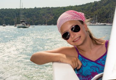 Yelkenli bir teknede zevk kız