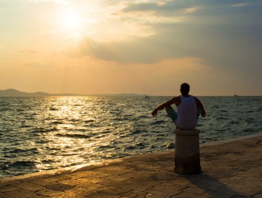 Genç adam zevk güzel gün batımı