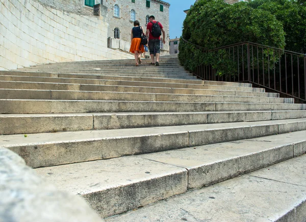 Paar klimmen de trap op stad — Stockfoto