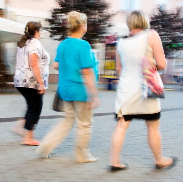 Three mature woman walking down the street — Stock Photo, Image