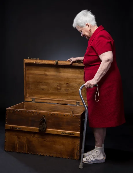 Büyük bir kutu arayan eski sürpriz kadın — Stok fotoğraf
