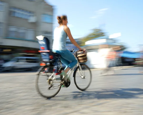 Girl cyclist in traffic — Stock Photo, Image