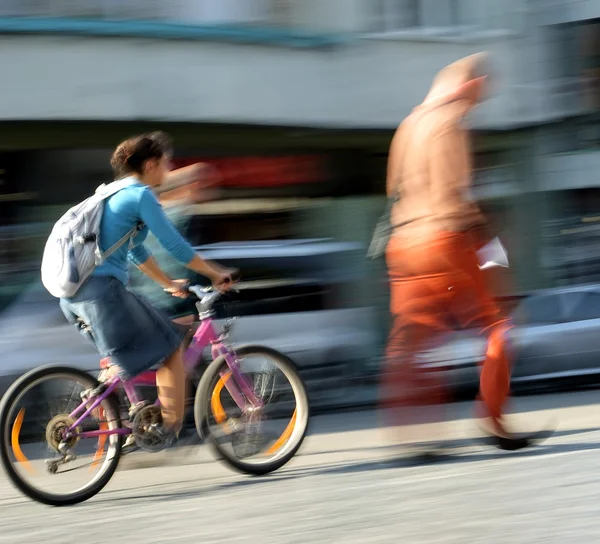 Girl cyclist in traffic — Stock Photo, Image