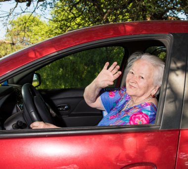 Eski arabada oturan kadın