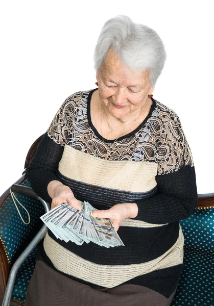 Vieille femme tenant de l'argent dans les mains — Photo