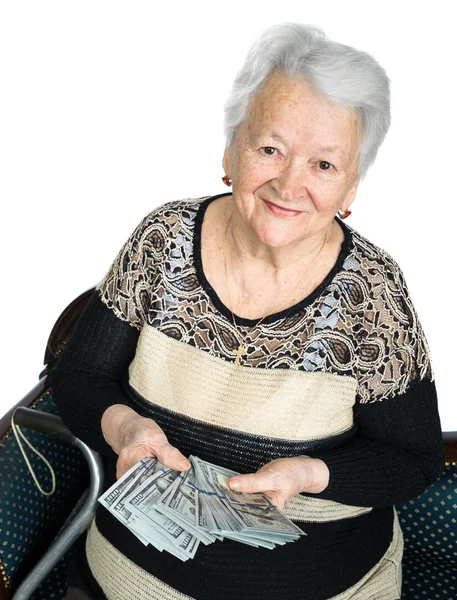 Vieja sosteniendo el dinero en las manos — Foto de Stock