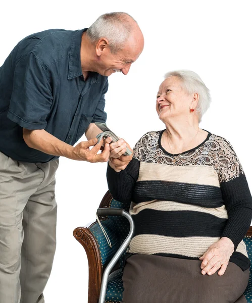 Uomo anziano e donna anziana con soldi — Foto Stock