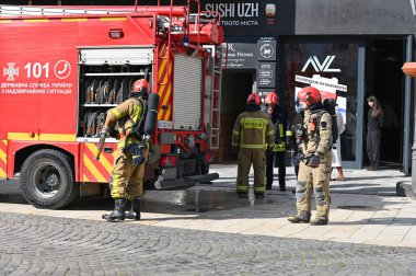 UZHOROD, UKRAINE - 30 Eylül 2025: Yoğun bir kentsel alanda itfaiye aracının bulunduğu bir olayda acil müdahale ekibi yardım ediyor