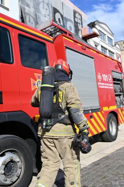 UZHOROD, UKRAINE - 30 EYLÜL 2025: İtfaiyeci ekipmanları şehir merkezindeki acil durum sırasında itfaiye aracına yaklaşıyor