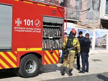 UZHOROD, UKRAINE - 30 EYLÜL 2025: İtfaiyeci ekipmanları şehir merkezindeki acil durum sırasında itfaiye aracına yaklaşıyor