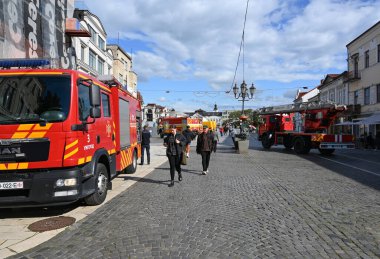 UZHOROD, UKRAINE - 30 Eylül 2025: Yoğun bir caddeye park etmiş itfaiye araçları öğleden sonra ışığı altında bir topluluk etkinliği sırasında
