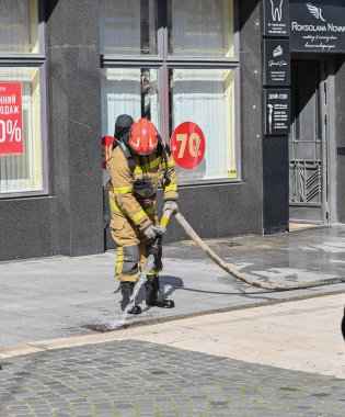 UZHOROD, UKRAINE - 30 Eylül 2025: Güneşli bir öğleden sonra şehir merkezi yakınlarındaki acil çağrıya itfaiyeci cevap verir