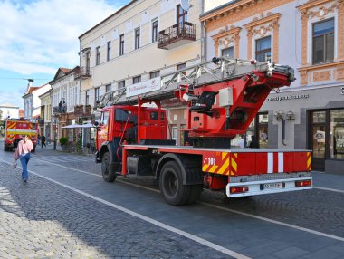 UZHOROD, UKRAINE - 30 Eylül 2025: İtfaiye aracı güneşli bir günde, eyleme hazır itfaiyecilerle kentteki acil durum çağrısına yanıt verir