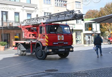 UZHOROD, UKRAINE - 30 Eylül 2025: İtfaiye aracı güneşli bir günde, eyleme hazır itfaiyecilerle kentteki acil durum çağrısına yanıt verir