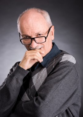 Üst düzey gülümseyen adam