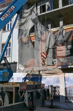  UZHOROD, UKRAINE - 16 Ekim 2025: Bir şehir meydanında sabah Uzhhorod 'da vinç kaldırma malzemeleri ile inşaat çalışmaları