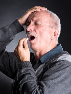 Yaşlı adam bir hap almak istiyor