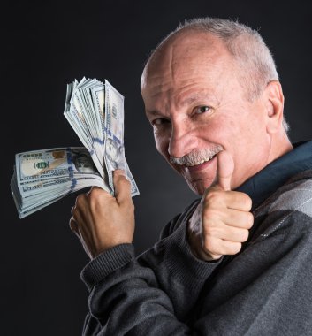 Mutlu yaşlı adam gösteren dolar