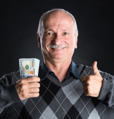 Mutlu yaşlı adam gösteren dolar