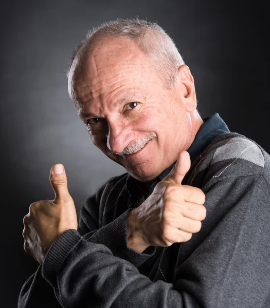 Hombre de edad avanzada con éxito mostrando signo de ok — Foto de Stock