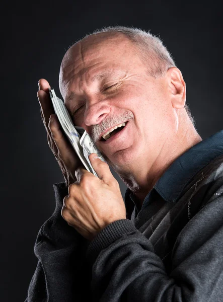 Homem idoso feliz mostrando dólares — Fotografia de Stock