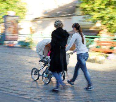 Anne bebek arabası küçük çocukla