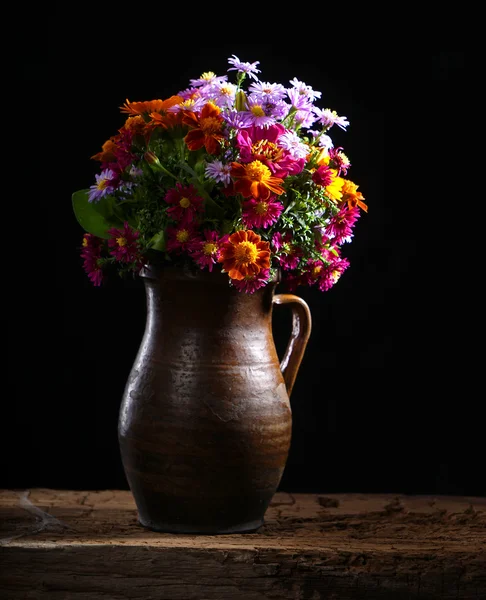 Гарний букет з яскравих диких квітів — стокове фото