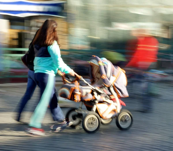 Anne bebek arabası küçük çocukla — Stok fotoğraf