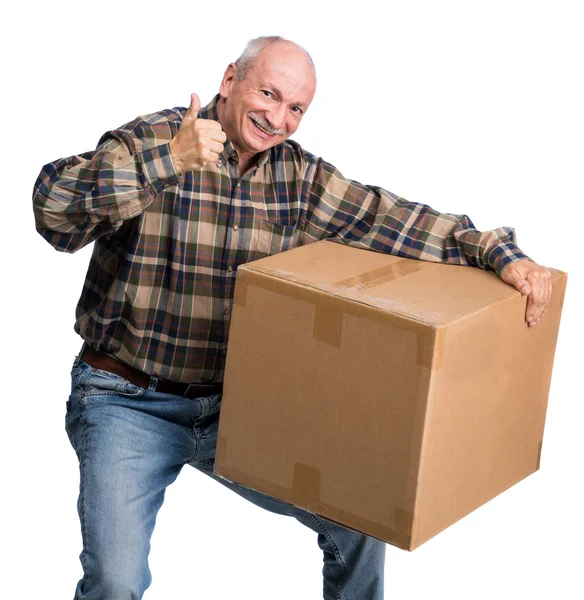 Hombre mayor lleva una caja pesada — Foto de Stock