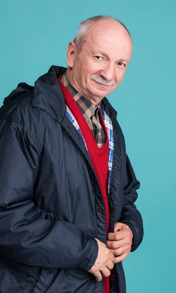 Старший улыбающийся мужчина — стоковое фото