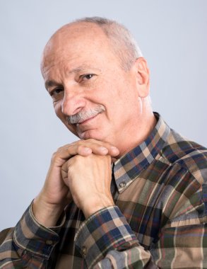 Üst düzey gülümseyen adam