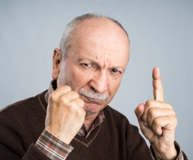 yaşlı adam yukarı dönük