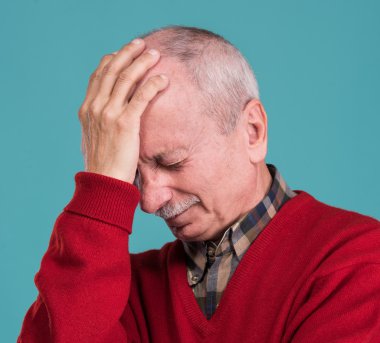 yaşlı adam bir baş ağrısı acı